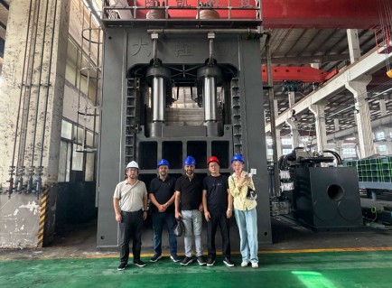 🏭 Dirancang untuk Pabrik Baja: Delegasi Klien Irak Mengunjungi GOOD-KNIFE untuk Memverifikasi Spesifikasi Mesin & Kapasitas Produksi